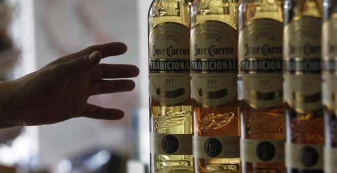 Varias botellas de la tequila Jose Cuervo Tequila, en un bar de  Mexico DF. REUTERS/Edgard Garrido