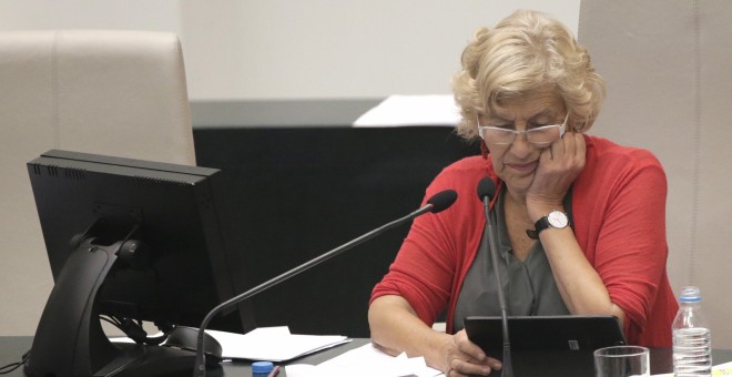 El equipo de Gobierno de Manuela Carmena (en la foto) ha logrado hoy sacar adelante, con apoyo del PSOE, el Plan Económico Financiero (PEF) que según el Ministerio de Hacienda no puede aceptarse por incumplir la regla de gasto. EFE/Emilio Naranjo