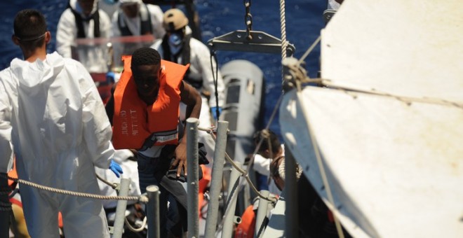 Un inmigrante sube a bordo de la fragata 'Reina Sofía'. Armada Española