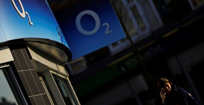 Una tienda de la operadora de móviles O2, filial de Telefónica, en la localidad británica deLoughborough. REUTERS/Darren Staples