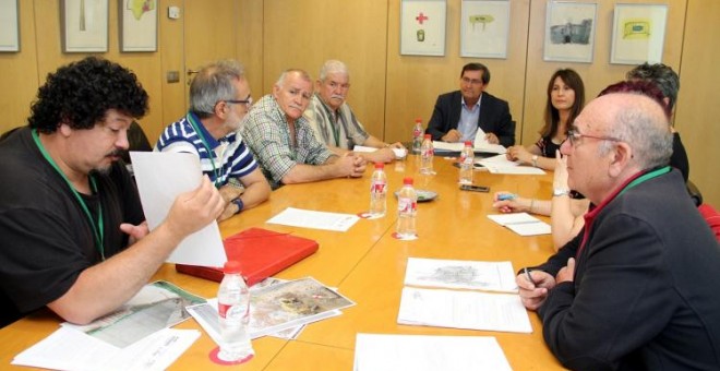 A la izquierda, miembros de la Marea Amarilla en una reunión con la Diputación de Granada.