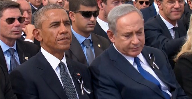 El presidente estadounidense, Barack Obama (i), junto al primer ministro israelí, Benjamín Netanyahu, durante al funeral de estado del expresidente israelí y premio Nobel de la Paz, Simón Peres, celebrado en el cementerio del Monte Herzl, en Jerusalén, I
