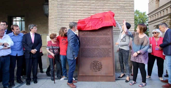 El alcalde de Zaragoza, Pedro Santisteve, descubrió este viernes la placa de homenaje a los 15 ediles republicanos y 30 trabajadores municipales asesinados por los sublevados en 1936.