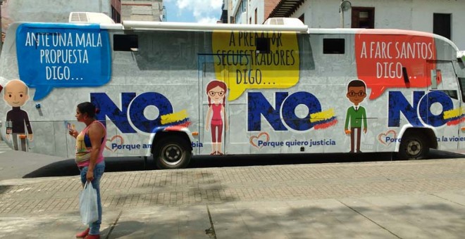 Autobús que recorre Medellín en apoyo del 'No' al plebiscito del 2 de octubre. / A. MARRA