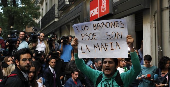 Concentración a las puertas de la sede del PSOE, en la madrileña calle Ferraz. / CHEMA MOYA (EFE)