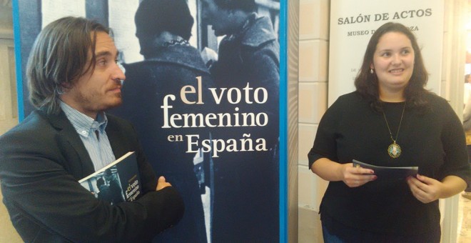 La directora del Instituto Aragonés de la Mujer, Natalia Salvo, y el director general de Cultura, Nacho Escuín, destacan la larga duración de la exposición sobre el voto femenino, que supera los ocho años.