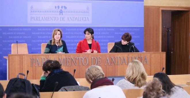 La secretaria general de Podemos en Andalucía, Teresa Rodríguez, junto a las diputadas Carmen Lizárraga y Esperanza Gómez (derecha). EFE