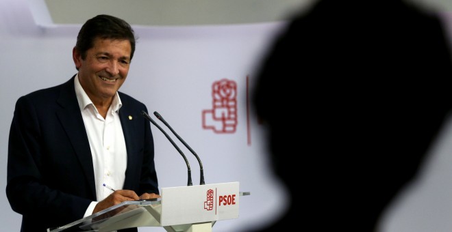 El presidente de la Comisión Gestora del PSOE y presidente de Asturias, Javier Fernandez, en la rueda de prensa tras la primera reunión de este organismo. REUTERS/Sergio Perez