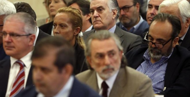 Correa, entre Crespo y Bárcenas en el juicio de Gürtel. EFE/Chema Moya