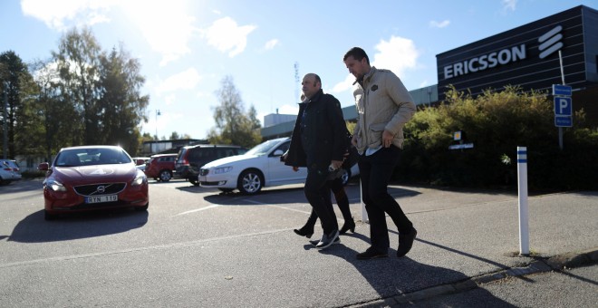 Trabajadores de Ericsson a la salida de su factoría en la localidad sueca de Boras. REUTERS