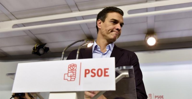 Pedro Sánchez, en la rueda de prensa en la que explica su dimisión. EFE/Fernando Villar