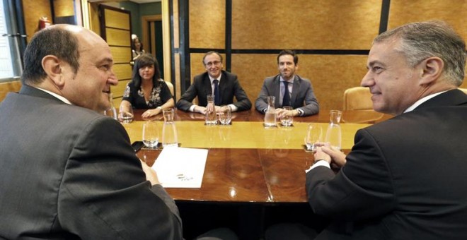 Urkullu (d), junto al presidente del PNV, Andoni Ortuzar (i), durante la reunión con el presidente del PPE, Alfonso Alonso (c); la secretaria general, Nerea Llanos (2i) y el presidente  en Gipuzkoa, Borja Semper. EFE/Luis Tejido