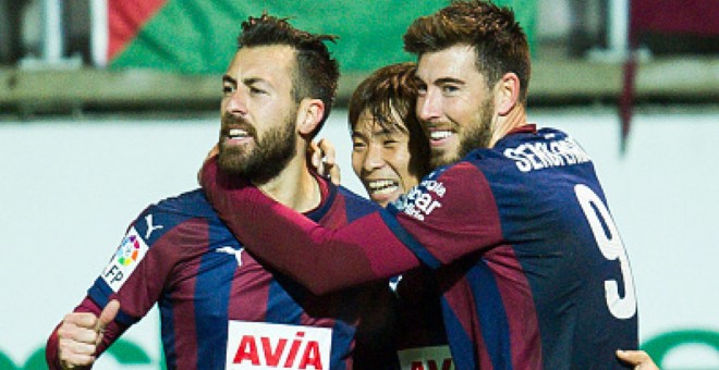 Sergi Enrich y Antonio Luna celebran un gol con el Eibar.