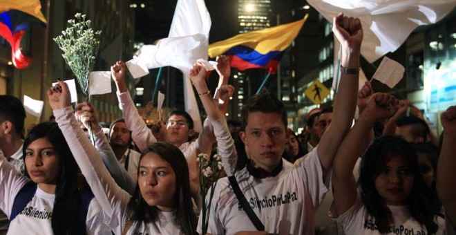 Jóvenes universitarios participan en la denominada 'Marcha por la Paz'. - EFE