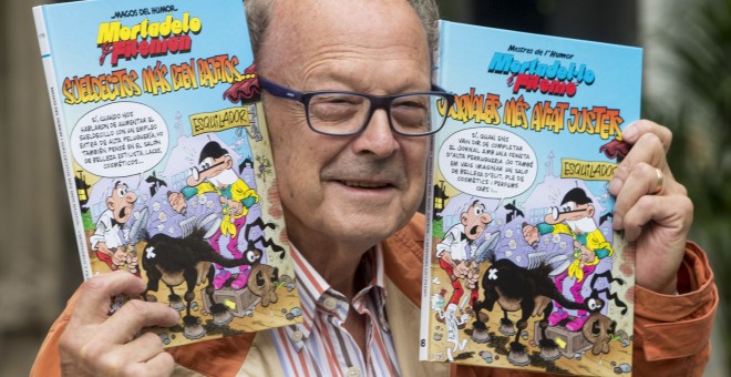 El dibujante Francisco Ibañez posa con el nuevo libro de sus personajes, Mortadelo y Filemón, 'Sueldecitos m,ás bien bajitos'. EFE/Quique García