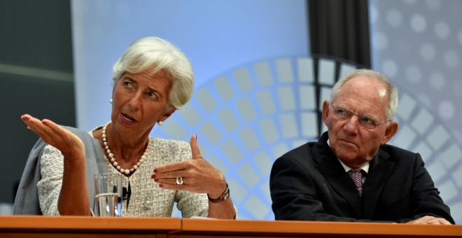 La directora gerente del FMI, Christine Lagarde, junto al ministr de Finanzas alemán, Wolfgang Schaeuble, en un seminario en Washington, con motivo de la Asamblea Anual del organismo internacional. REUTERS/James Lawler Duggan