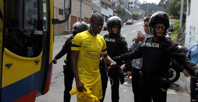 Enner Valencia, rodeado de policías, a su llegada al entrenamiento de Ecuador el día de antes del partido. /EFE