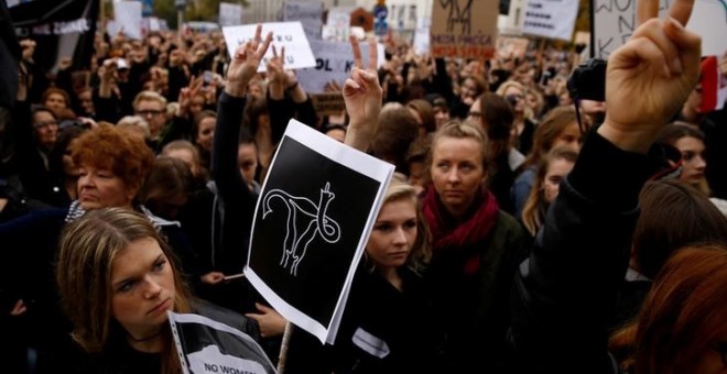 Concentración de los defensores del derecho al aborto frente a la sede del partido del Gobierno y del Ministerio de Justicia contra la ley de prohibición total de la interrupción del embarazo. REUTERS/Kacper Pempel