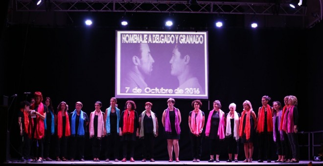 El coro Entredos cierra el acto de homenaje a Delgado y Granado./ SOS CARABANCHEL