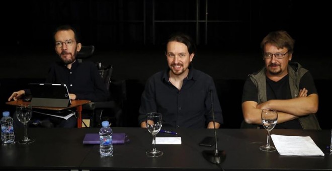 El secretario general de Podemos, Pablo Iglesias (c), junto al secretario de Organización, Pablo Echenique (i), y el portavoz de En Común Podem, Xavi Domènech, al inicio hoy del Consejo Ciudadano Estatal de la formación morada. EFE/Ballesteros