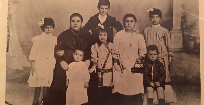 Catalina Alcaraz, con su madre y hermanos.