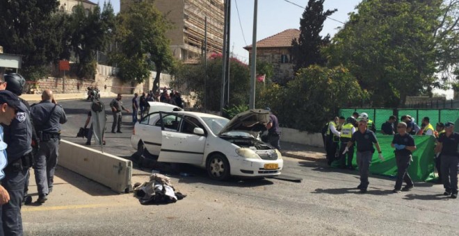 La policía examina el vehículo utilizado por el atacante junto a una estación del tranvía de Jerusalén. Foto: Policía de Israel.
