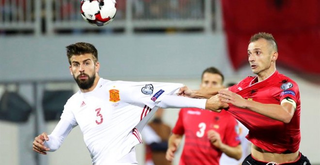 Gerard Pique disputa un balón durante el Albania-España.- EFE