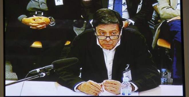 El exsecretario de Caja Madrid Enrique de la Torre, el primero en definir las polémicas tarjetas de la entidad como 'black' a efectos fiscales y hombre clave en la causa, en una imagen del monitor de la sala de prensa de la Audiencia Nacional en San Ferna