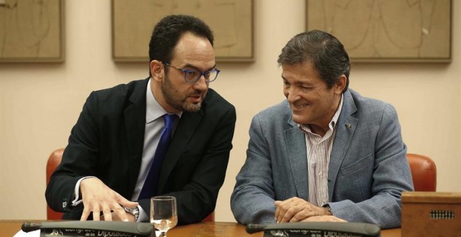 Hernando y Fernández, en una reunión en el Congreso hace unos días. EFE/Paco Campos