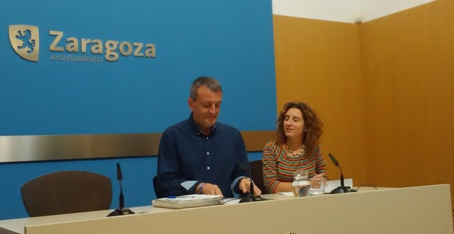 El concejal de Hacienda del Ayuntamiento de Zaragoza, Fernando Rivarés, explicó el acuerdo, ya asumido por el equipo de gobierno, acompañado por la edil de Igualdad, Arantza Gracia.