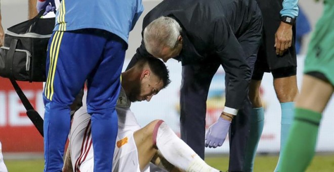 Sergio Ramos, tras lesionarse ante Albania. EFE/JuanJo Martín