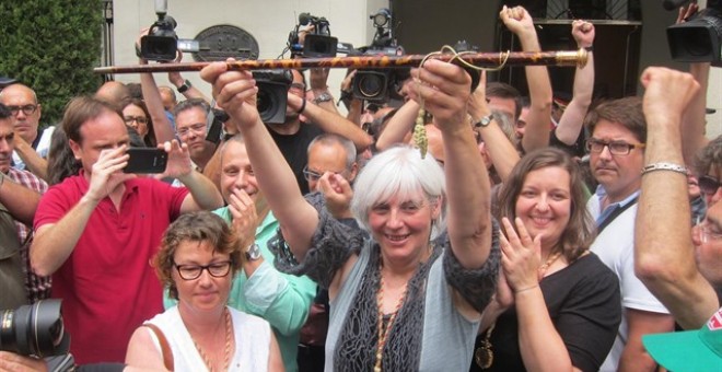 La alcaldesa de Badalona, Dolors Sabater, el día de su investidura, en el exterior del Ayuntamiento con el bastón de mando. E.P.