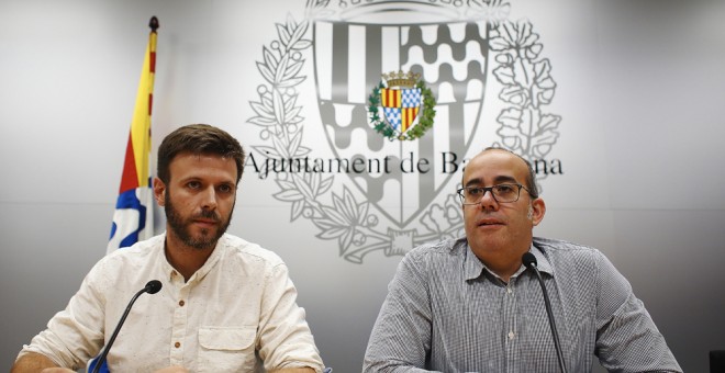 El primer teniente de alcalde y alcalde accidental de Badalona, Oriol Lladó (d), y el tercer teniente de alcalde, José Téllez (i), durante la rueda de prensa tras la resolución de un juzgado barcelonés que prohíbe al Ayuntamiento abrir el 12-O. EFE/Alejan