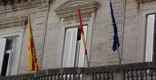 Banderas recogidas en el balcón del Ayuntamiento de Banyoles.