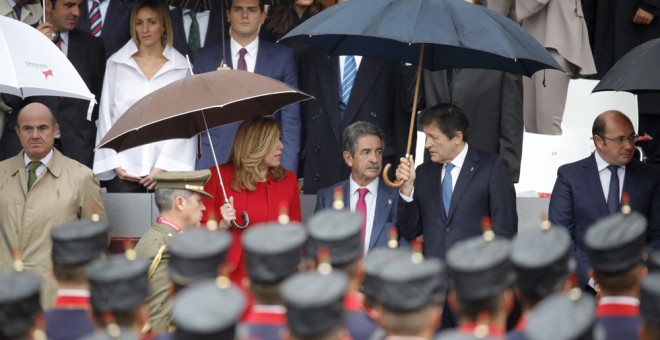 El presidente de Cantabria, Miguel Ángel Revilla (2d), junto al presidente de Asturias, Javier Fernández (2i), la presidenta andaluza, Susana Díaz (i), y el presidente murciano, Pedro Antonio Sánchez (d), durante el desfile militar que han presidido los R