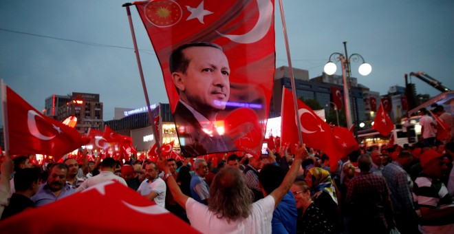 Un seguidor de Erdogan sujeta una bandera del mandatario turco durante una manifestación en Ankara. - REUTERS