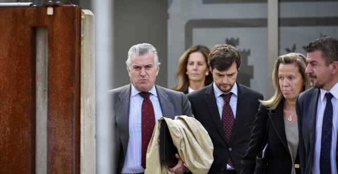 El extesorero del PP Luis Bárcenas, a su salida esta tarde de la Audiencia Nacional,donde se desarrolla el macrojuicio que sienta en el banquillo a 37 acusados de la red Gürtel. EFE/ FERNANDO VILLAR