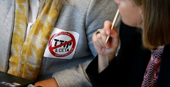 Un diputado del Parlamento de Valonia con una pegatina contra el CETA, el acuerdo comercial entre la UE y Canadá. REUTERS/Francois Lenoir