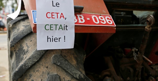 Un tractor con un cartel contra el CETE, delante del Parlamento de Valonia, en Namur (Bélgica). REUTERS/Francois Lenoir
