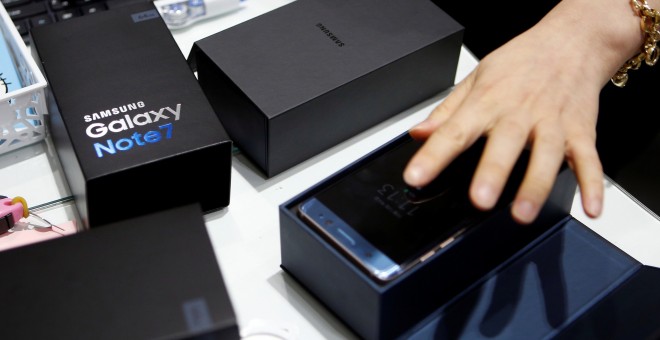 Un empleado examina un Samsung Galaxy Note 7 en la sede de la compañía en Seúl (Corea del Sur). REUTERS/Kim Hong-Ji