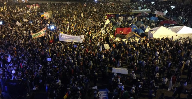 Los ciudadanos piden paz en la calle en la Plaza de Bolívar, Bogotá / Twitter #PAZalacalle