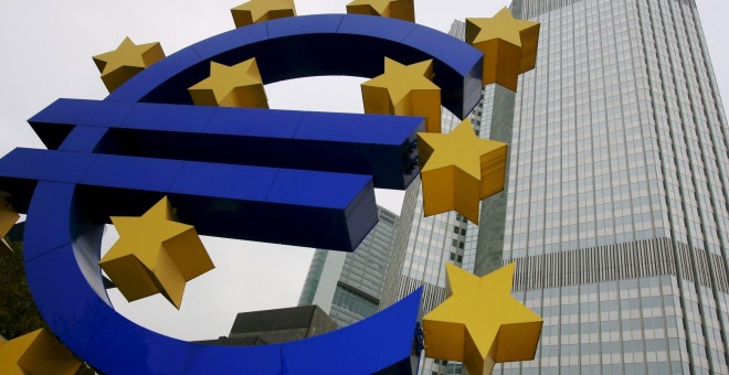 El logo del euro delante de la sede del Banco Central Europeo en Fráncfort. EFE