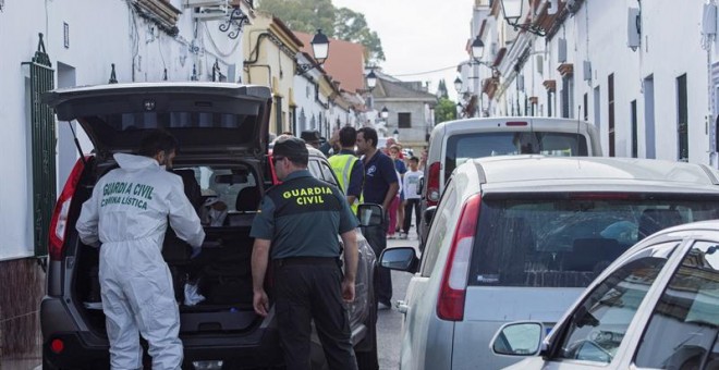 Puerta del domicilio donde un hombre ha sido detenido por apuñalar mortalmente a una mujer, al parecer su pareja, en la calle Primero de Mayo en el término municipal de Olivares (Sevilla). Al lugar del suceso se han desplazado servicios sanitarios, Guardi