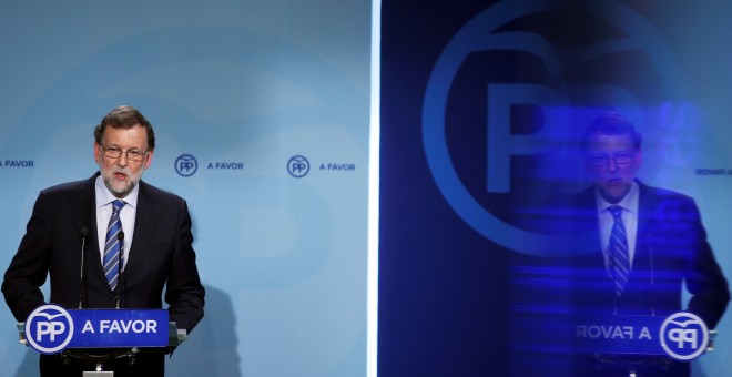 El presidente del Gobierno en funciones y del PP, Mariano Rajoy, en una rueda de prensa en la sede del PP. REUTERS/Susana Vera