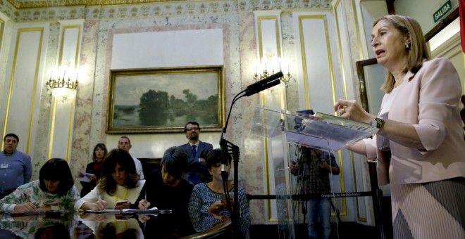 La presidenta del Congreso, Ana Pastor, durante su comparecencia para informar de la ronda de consultas que celebrará el rey los próximos 24 y 25 de octubre de cara a la investidura. EFE/Sergio Barrenechea