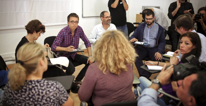 El responsable de la Secretaría Política de Podemos, Íñigo Errejón (2ºi), durante una reunión con el colectivo de Las Kellys de Málaga, trabajadoras precarias de hoteles, en la que expondrán las demandas del sector. EFE/Carlos Díaz