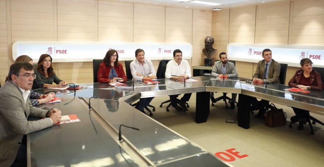 El presidente de la Comisión Gestora del PSOE, Javier Fernández (5i), acompañado por (de izda. a dcha.) Francesc Antich, María Jesús Serrano, María Dolores Padrón, Ascención Godoy, José Enrique Muñoz, Ricardo Cortés y Soraya Vega, durante la reunión mante