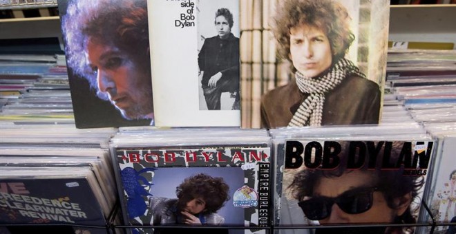 Vista de algunos de los álbumes de Bob Dylan, distinguido con el premio Nobel de Literatura. /EFE