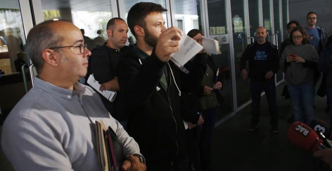 El alcalde accidenteal de Badalona, Oriol Lladó, rompe la resolución de un juzgado barcelonés contra su voluntad de abrir las dependencias municipales en el Día de la Hispanidad / EFE