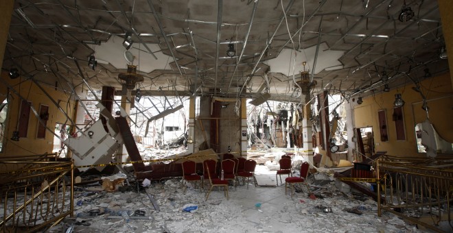 Un salón de eventos destruído por un bombardeo en Saná, Yemen, el pasado día 8. /REUTERS